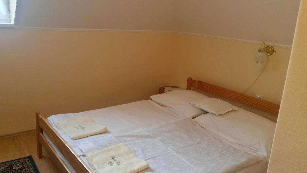 Hôtel Ezust Fenyo Vendeghaz à Siófok Extérieur photo